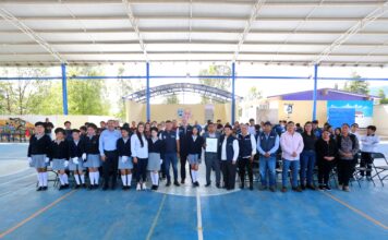 Entrega Marco Del Prete reconocimiento a ECOESCUELA en Huimilpan