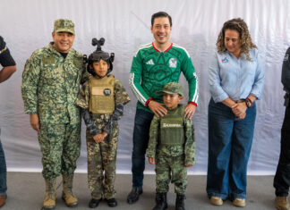 Rodrigo Monsalvo inaugura exposición militar Conín en beneficio de niñas, niños y adolescentes