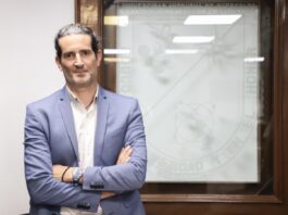 Especialista español visita la UAQ para charlar sobre derecho indígena