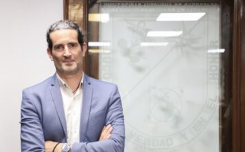 Especialista español visita la UAQ para charlar sobre derecho indígena