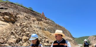Titular de la Comisión Estatal de Infraestructura supervisa retiro de derrumbe en la Carretera Estatal 100