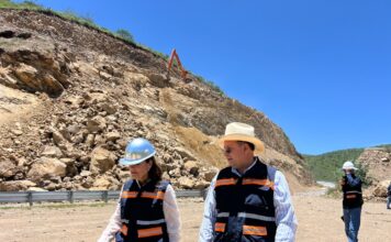 Titular de la Comisión Estatal de Infraestructura supervisa retiro de derrumbe en la Carretera Estatal 100