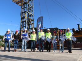 Jairo Morales, presidente municipal de Huimilpan, y Luis Alberto Vega Ricoy, vocal ejecutivo de la CEA, dan inicio a la perforación de un nuevo pozo en Los Cues