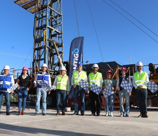 Jairo Morales, presidente municipal de Huimilpan, y Luis Alberto Vega Ricoy, vocal ejecutivo de la CEA, dan inicio a la perforación de un nuevo pozo en Los Cues