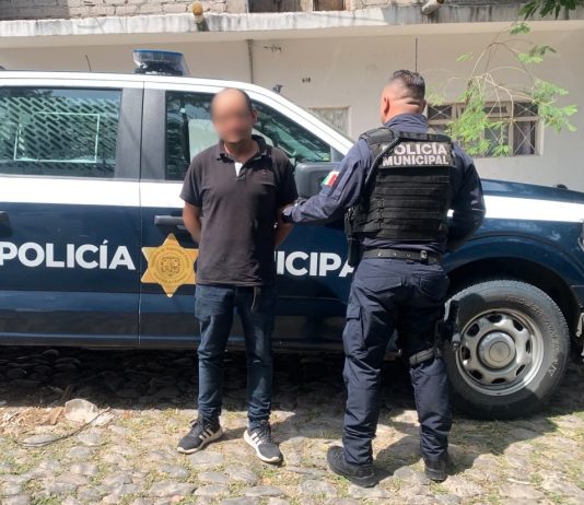 Detenido masculino con mandato vigente por violencia familiar