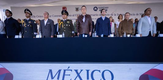 Atestigua gobernador desfile cívico militar conmemorativo por el CCXVI aniversario de la Independencia
