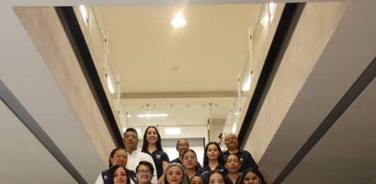 Recorren Car Herrera y Alina Johnson los albergues “Dos Corazones” y “Nänä”