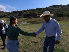 El Secretario de Desarrollo Agropecuario entrega equipo a pescadores de Cadereyta