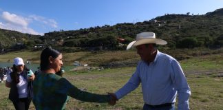 El Secretario de Desarrollo Agropecuario entrega equipo a pescadores de Cadereyta